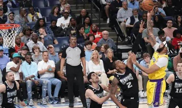 开云体育APP-26次失误埋葬湖人努力 詹姆斯缺阵影响显而易见